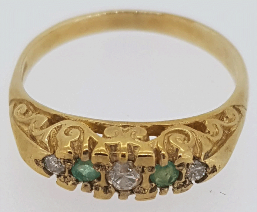 Vintage 18ct Diamond and Emerald 5 stone ring