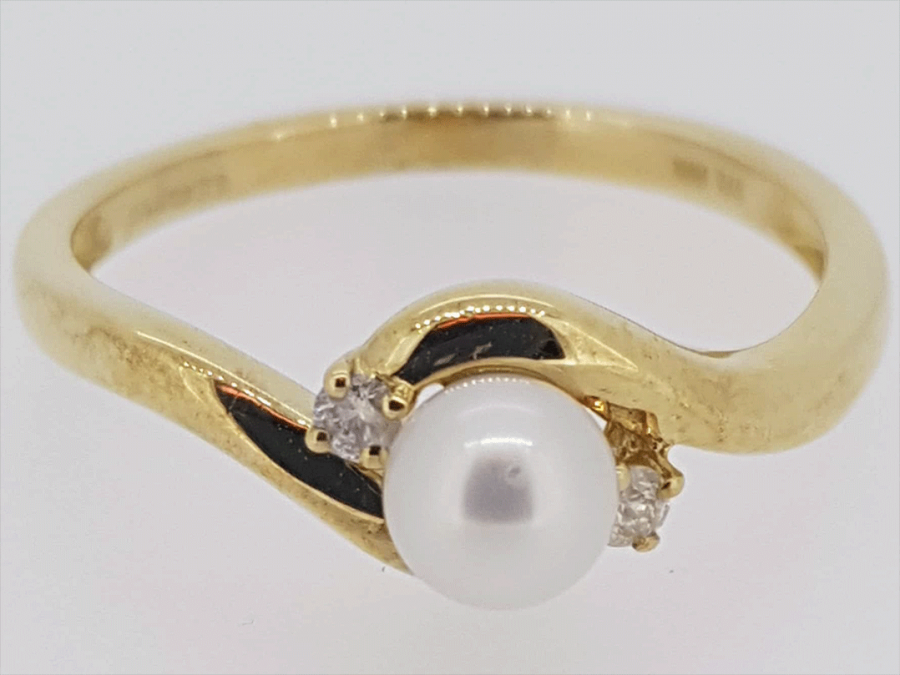 Preloved: 9ct Pearl and Diamond ring