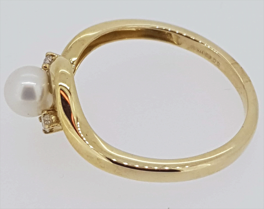 Preloved: 9ct Pearl and Diamond ring - Image 2