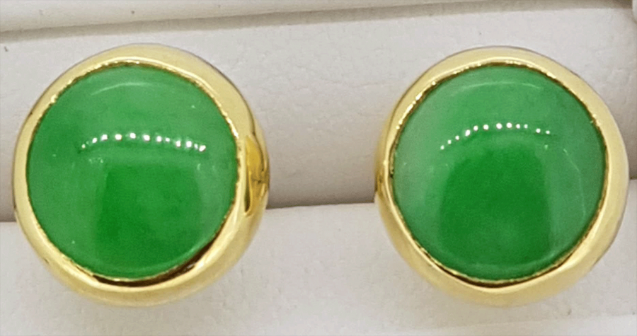 18ct Yellow Gold stunning  Green Jade stud earrings