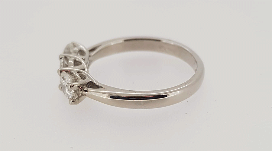 18ct White Gold Diamond Trilogy Ring - Image 2