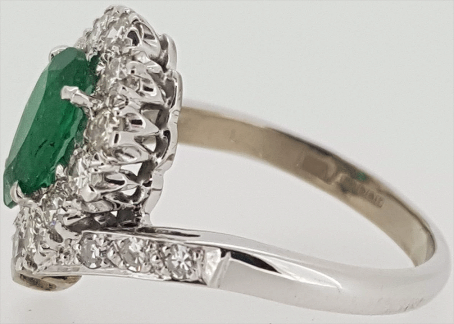 18ct White Gold Pear Cut Emerald and Diamond Ring - Image 3