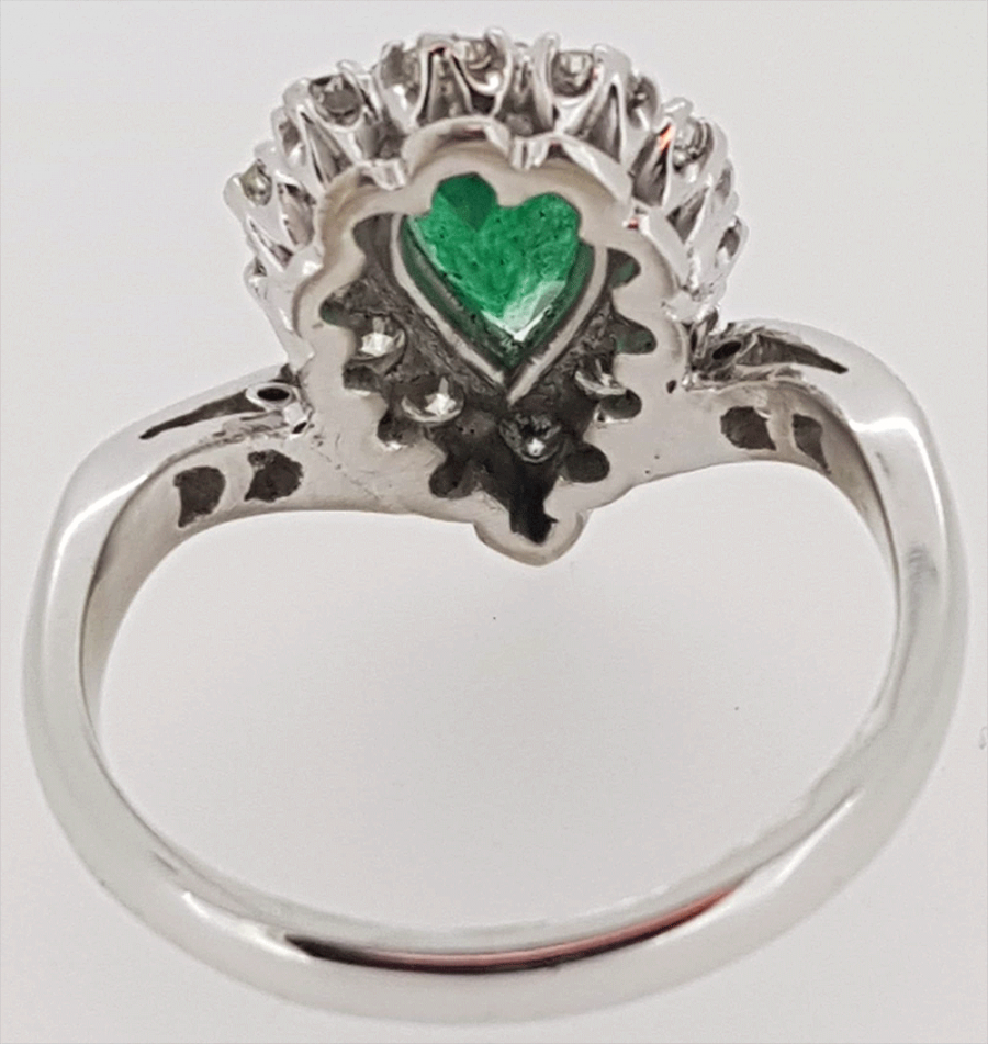18ct White Gold Pear Cut Emerald and Diamond Ring - Image 4