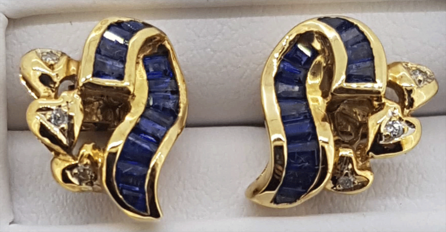 9ct yellow gold  Sapphire and Diamond fancy scroll stud earrings - Image 2