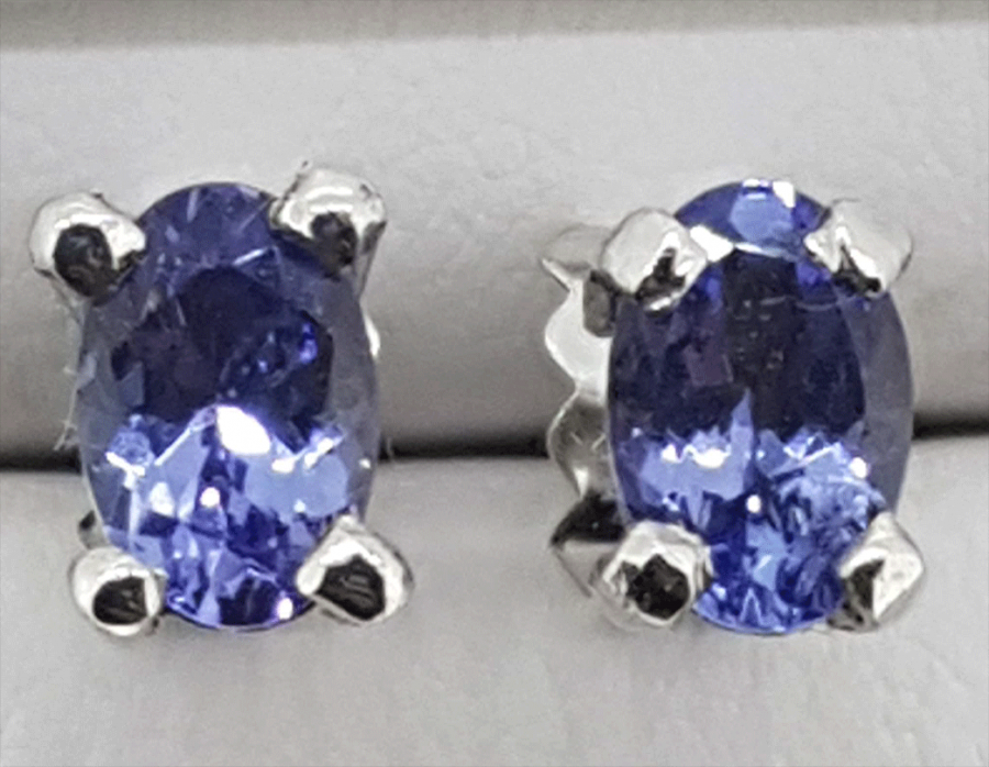 Stunning 18ct white Tanzanite stud earrings