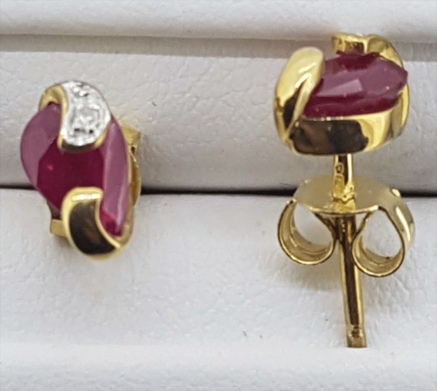 9ct yellow gold Ruby and Diamond stud earrings - Image 3