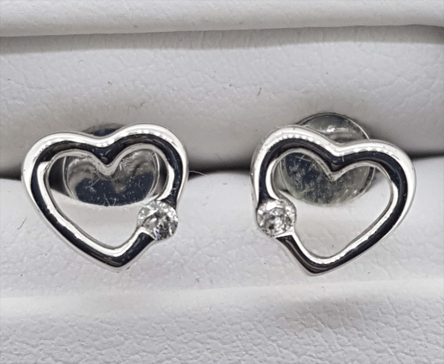 9ct white gold Diamond Heart stud earrings