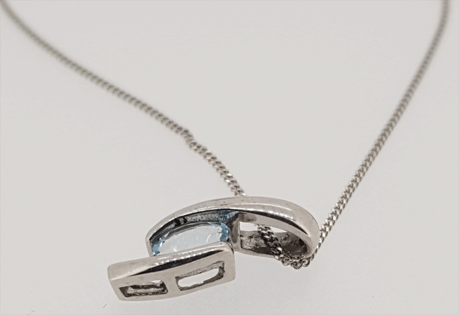 Preloved: 9ct white gold blue topaz pendant - Image 2